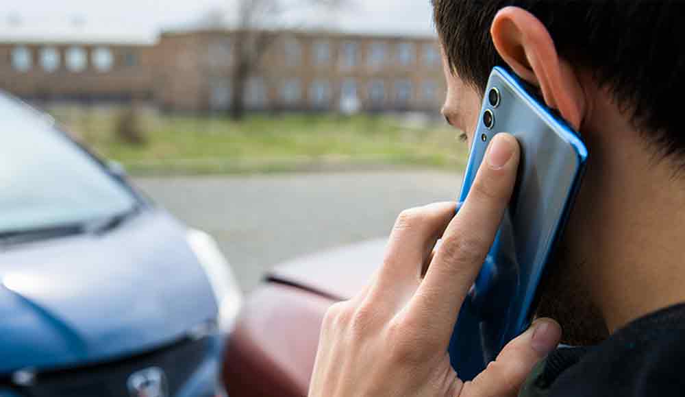 talking man with car accident in street background
