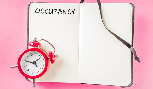Notepad on a pink background with a clock